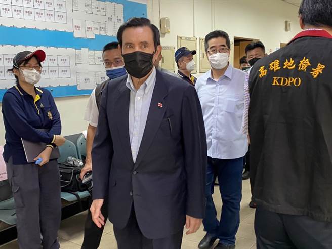 对于高雄市长陈其迈昔呛台中市长胡志强要为夜店大火9人死亡下台，如今高雄大火46人死亡，陈是否也应下台，马英九说：「这应该由高雄市民做决定」。（石秀华摄）