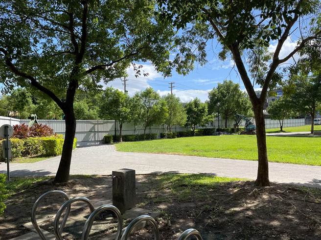 新北市水利局要在中和寿德公园兴建滞洪池，约30多名里民15日上午到场抗议，水利局副局长杨宗珉接下民眾陈情书。（叶书宏摄）