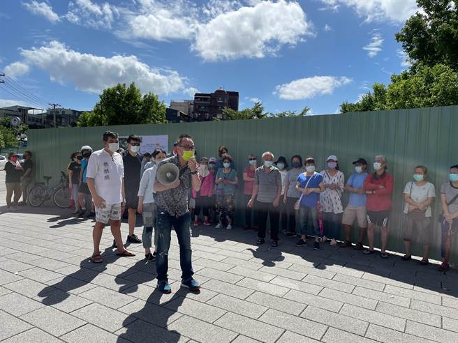 新北市水利局要在中和寿德公园兴建滞洪池，约30多名里民15日上午到场抗议，水利局副局长杨宗珉接下民眾陈情书。（叶书宏摄）