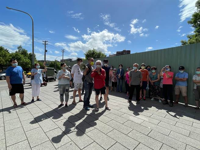 新北市水利局要在中和寿德公园兴建滞洪池，约30多名里民15日上午到场抗议，水利局副局长杨宗珉接下民眾陈情书。（叶书宏摄）