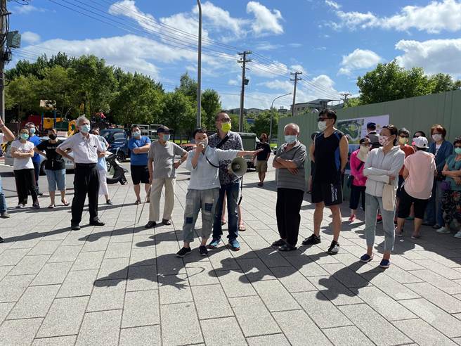 新北市水利局要在中和寿德公园兴建滞洪池，约30多名里民15日上午到场抗议，水利局副局长杨宗珉接下民眾陈情书。（叶书宏摄）