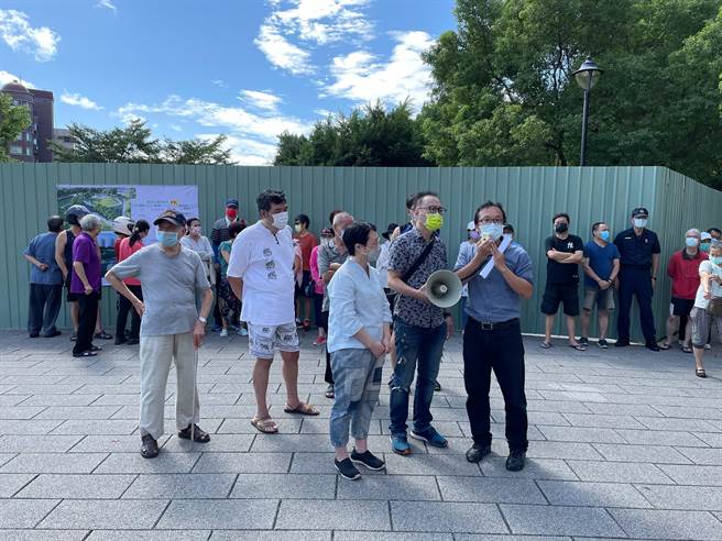 新北市水利局要在中和寿德公园兴建滞洪池，约30多名里民15日上午到场抗议，水利局副局长杨宗珉接下民眾陈情书。（叶书宏摄）