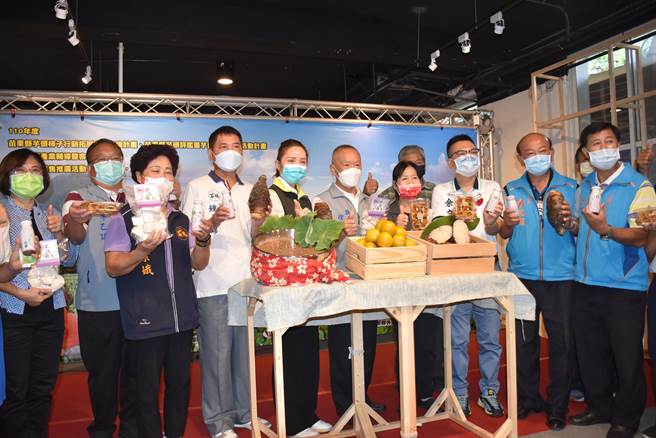 苗栗县长徐耀昌欢迎大家10月23、24日来苗栗特色馆享用美味芋头、柿子料理。（谢明俊摄）