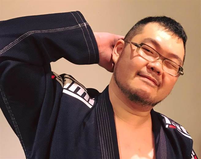 網路名人四叉貓（劉宇）日前施打高端疫苗後，自費檢驗抗體，數度在個人臉書分享他的抗體數據。(摘自四叉貓臉書)