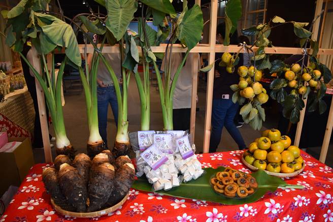 苗栗县公馆乡芋头及柿子正值产期。（谢明俊摄）