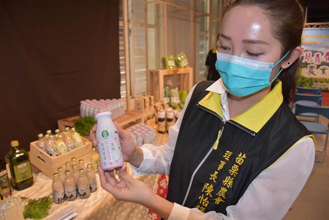 苗栗县农会最美理事长陈怡桦展示县农会最新推广的有机白玉耳露。（谢明俊摄）
