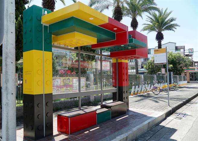 大里瑞城国小前，新增一座塑胶积木造型的公车候车亭，放大版的积木造型，搭配缤纷的色彩，非常的抢眼，已成为民眾打卡新景点。（黄国峰摄）