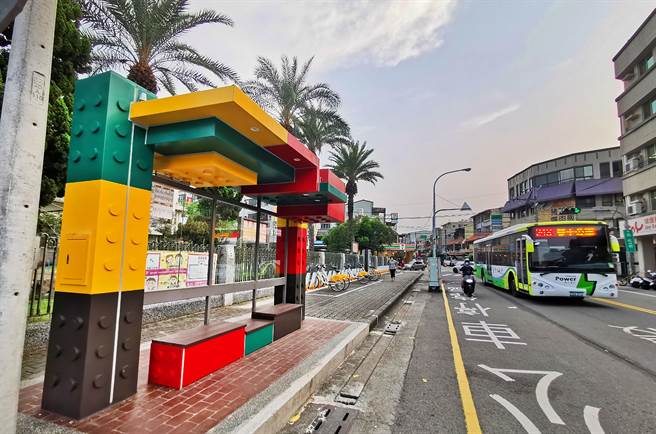 大里瑞城国小前，新增一座塑胶积木造型的公车候车亭，放大版的积木造型，搭配缤纷的色彩，非常的抢眼，已成为民眾打卡新景点。（黄国峰摄）