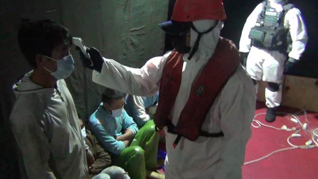 海巡幹員對越界大陸漁民逐一量測體溫和清潔消毒。 （金門海巡隊提供）