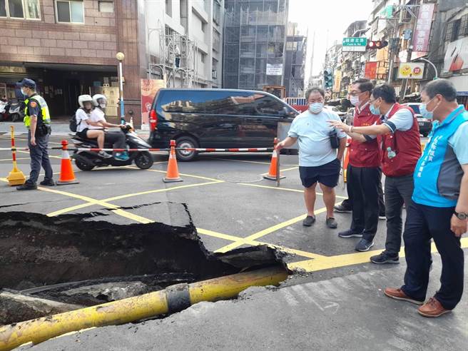 新北市三重區福德北路、長元街交叉路口出現大小約一台休旅車、深約5米深「天坑」，現場指揮官、三重區長陳奇正到場指揮（戴上容攝）