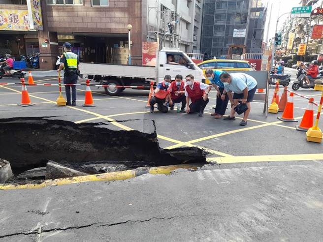 新北市三重區福德北路、長元街交叉路口出現大小約一台休旅車、深約5米深「天坑」，現場指揮官、三重區長陳奇正到場指揮（戴上容攝）