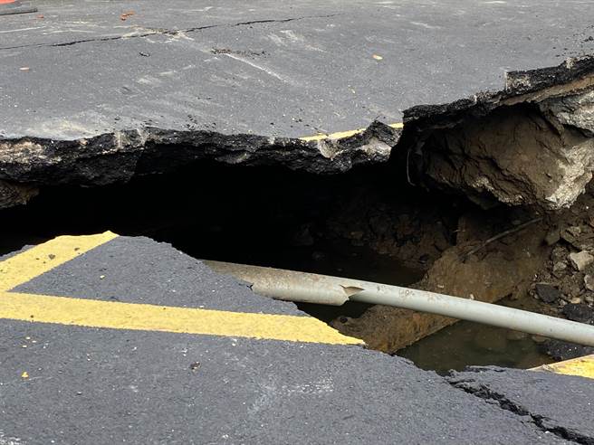新北市三重區福德北路、長元街交叉路口出現大小約一台休旅車、深約5米深「天坑」，現場指揮官、三重區長陳奇正到場指揮（戴上容攝）