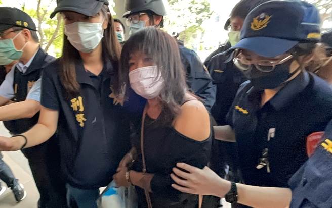 黄女的黑歷史陆续曝光，她曾因车祸纠纷教唆2名青少年朝对方住家扔汽油弹，平时与女儿同住，会吸收中辍青少年到处闹事。（戴志扬翻摄）