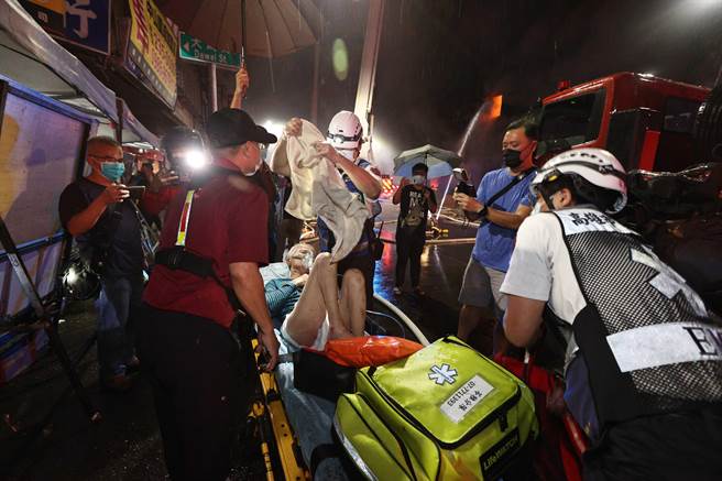 高雄市盐埕区“城中城”大楼10月14日凌晨近3时大火。（香港中通社）