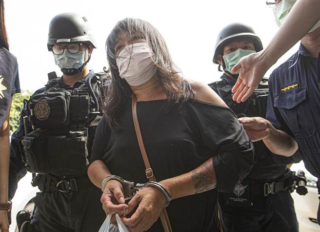 盐埕区城中城大火嫌疑人黄姓女子，遭人起底2012年曾教唆未成年管束少年丢汽油弹。（袁庭尧摄）