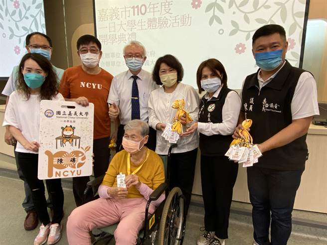 嘉义市长黄敏惠（右三）、嘉义大学校长艾群（右四）发学生证给陈砖阿嬷。（廖素慧摄）