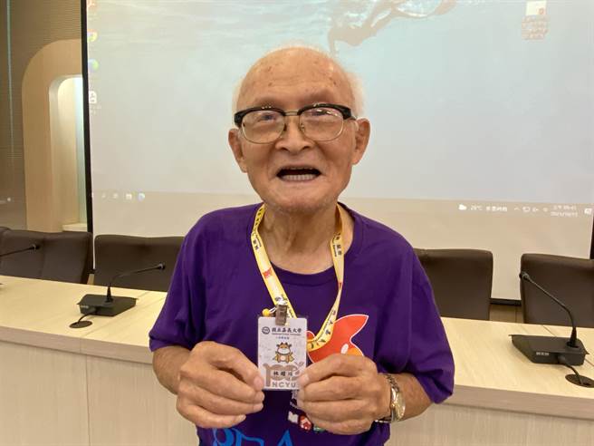 92岁林耀川阿公到嘉义大学体验一日大学生，领到学生证很开心。（廖素慧摄）