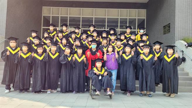 嘉义市社区阿公阿嬷到嘉大当一日大学生后，穿学士服拍照。（廖素慧摄）