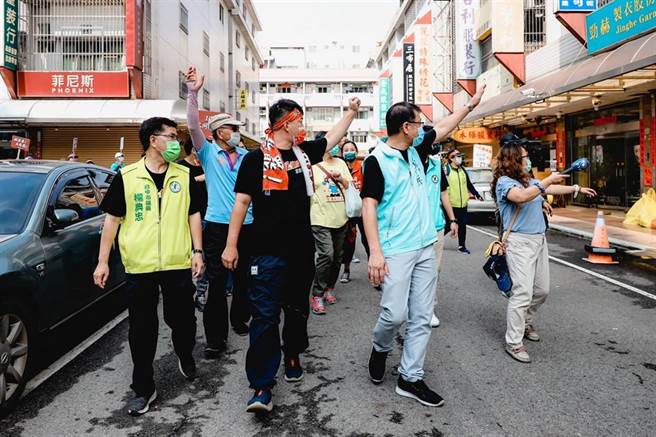 陳柏惟早上表示，走完行程是他對選民的承諾，還是會走。（陳柏惟服務處提供）
