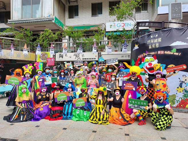 抢攻五倍券商机，台中市东海商圈趁着万圣节举办变装活动，盼吸引民眾来消费。(林欣仪摄)