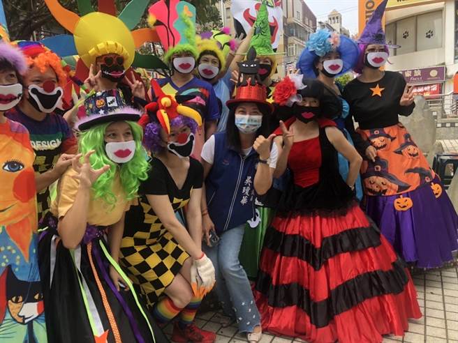 抢攻五倍券商机，台中市东海商圈趁着万圣节举办变装活动，盼吸引民眾来消费。(林欣仪摄)