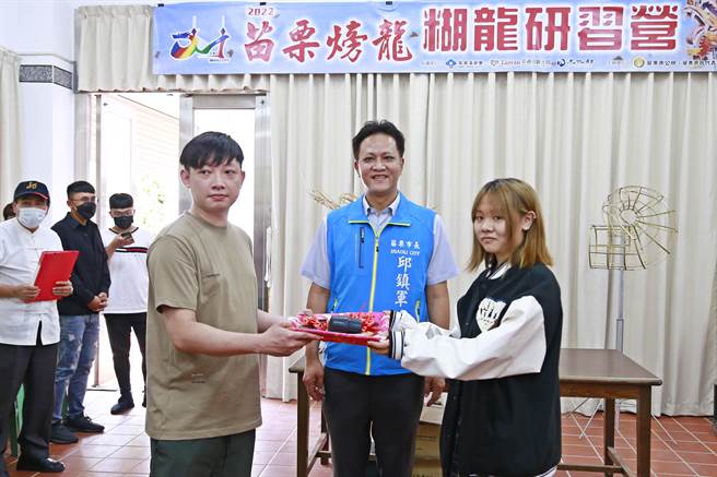 苗栗市邱建軍見證糊龍研習營開課老師傳授糊龍工具。（苗栗市公所提供／謝明俊苗栗傳真）