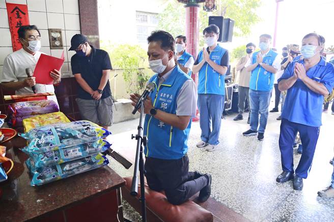苗栗市長邱建軍帶領糊龍研習營學生祭祀土地公。（苗栗市公所提供／謝明俊苗栗傳真）