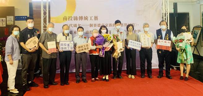 南投县文化局出版《三代织女》、《漆采本纪》，传承精湛工艺。（廖志晃摄）