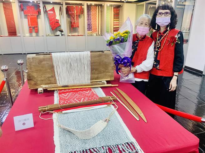 张贵珠（左）及张凤英一家三代织女，传承赛德克族织布技艺。（廖志晃摄）