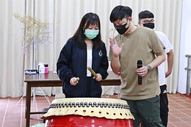 糊龍研習營學生學習如何擊龍鼓。（苗栗市公所提供／謝明俊苗栗傳真