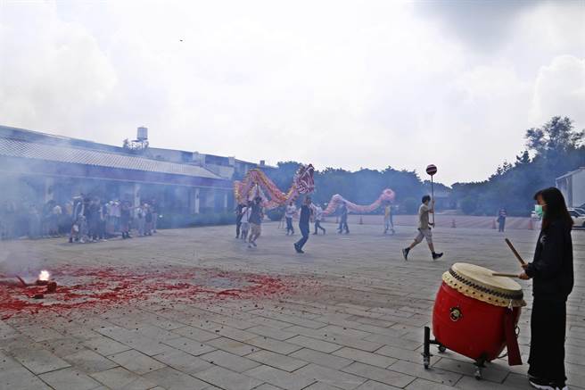 糊龍研習營學生體驗炸龍。（苗栗市公所提供／謝明俊苗栗傳真