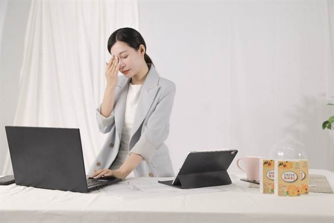 长期间使用3C产品造成酸涩疲劳，可补充叶黄素守护水漾目光。(图/超级站提供)