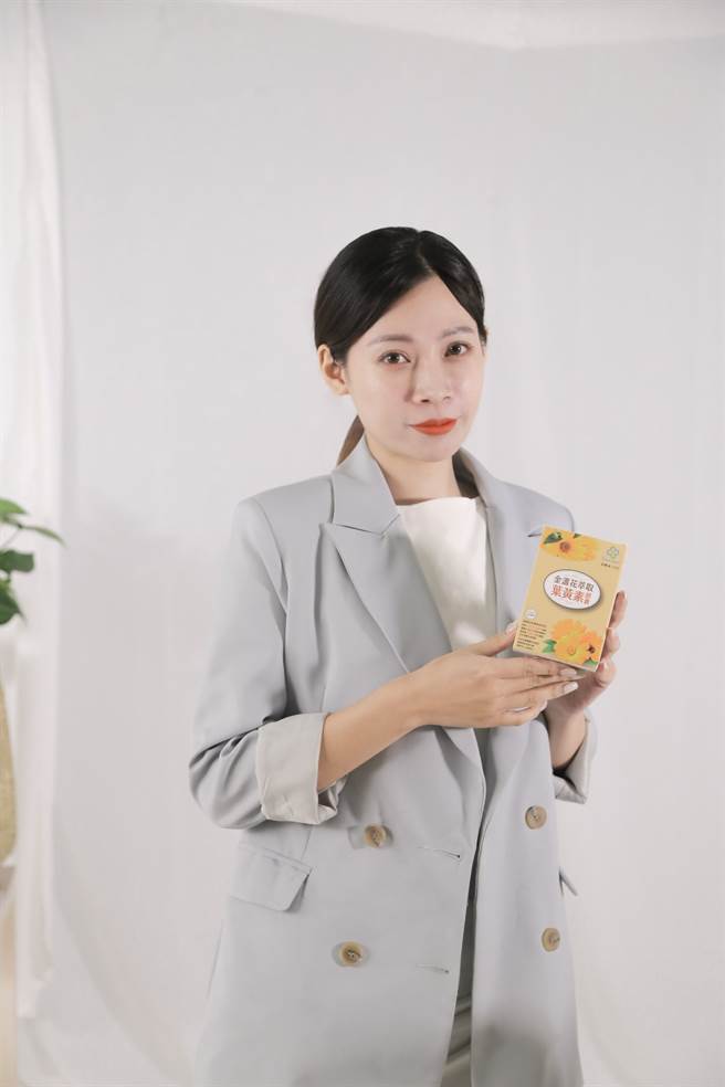 网红依静推荐超级站金盏花萃取叶黄素胶囊，一颗满足一日所需。(图/超级站提供)