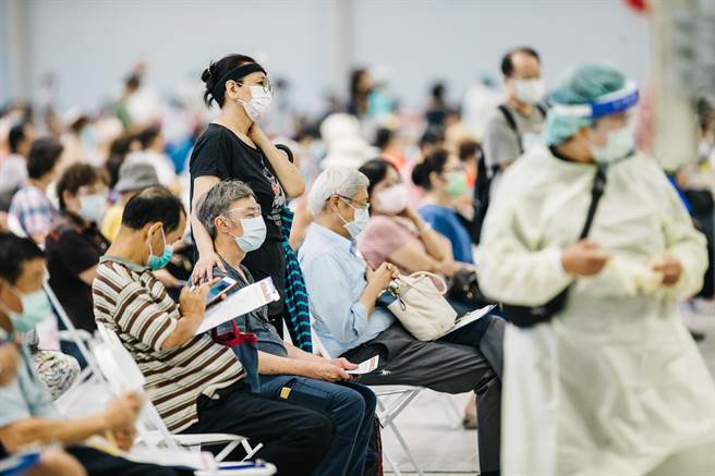 台北市议员耿葳15日接获里长陈情，有民眾在7月29日接种完AZ疫苗后出现血栓，通报后还有拿到疾管署的「新冠肺炎疫苗接种严重不良反应通报纪录」证书，但至今已超过10周，却找不到任何可以预约混打的方式。（示意图，郭吉铨摄）