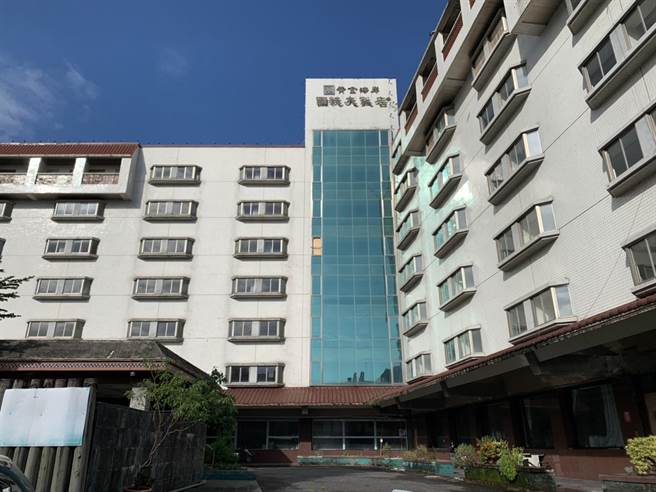 荒废逾11年的花莲公教会馆（前国统饭店），是地方蚊子馆之一，确定未来转型社会住宅。（王志伟摄）