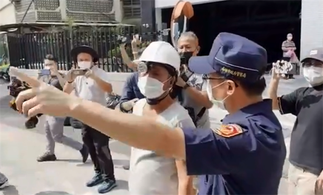 不过今早1名住在7楼的吕姓男子从医院奔回大楼恳求警方让他上楼拿证件与家当，他说当时自己裹在浸湿的棉被、躲在房间里才逃过一劫。（民眾提供）