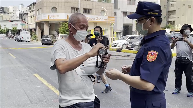 不过今早1名住在7楼的吕姓男子从医院奔回大楼恳求警方让他上楼拿证件与家当，他说当时自己裹在浸湿的棉被、躲在房间里才逃过一劫。（民眾提供）
