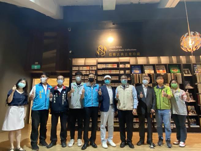 旅美华侨叶思雅医师、张信惠收藏黑胶、CD半世纪，夫妻俩跨海捐赠4378片黑胶、6345片CD，总数1万723件给许石音乐图书馆，馆方也特辟「信雅古典音乐珍藏专区」，由市长黄伟哲（右四）揭幕。（曹婷婷摄）