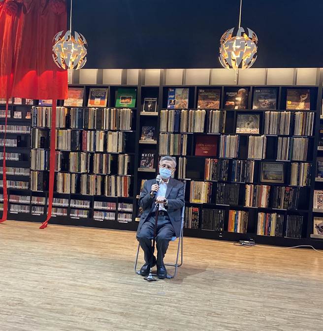 前卫生署长李明亮今出席「信雅古典音乐珍藏专区」启用，见证好友叶思雅把毕生珍藏献给故乡。(曹婷婷摄)