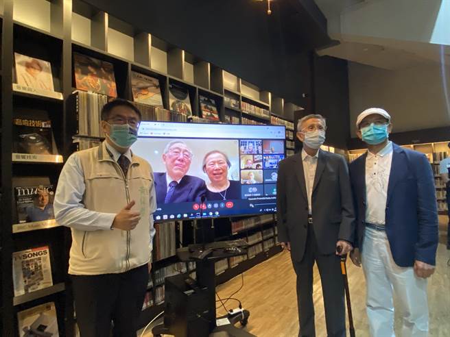 叶思雅、张信惠夫妇透过视讯，与市长黄伟哲（左）、前卫生署长李明亮（右二）参与「信雅古典音乐珍藏专区」启用仪式。(曹婷婷摄)
