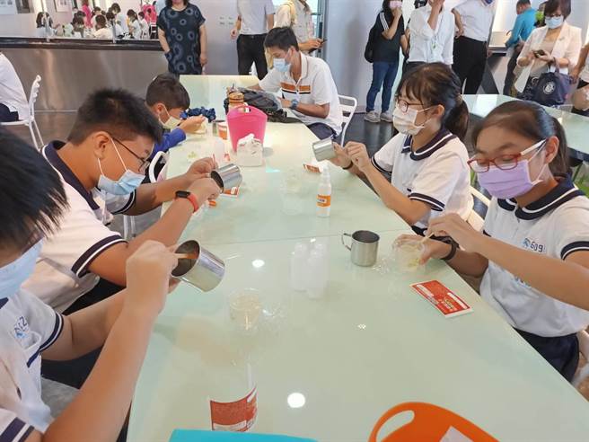 疫情趨緩下，宜蘭縣政府特別編列經費，鼓勵縣內的國中、小學，多 舉辦校外教學活動。（胡健森攝）