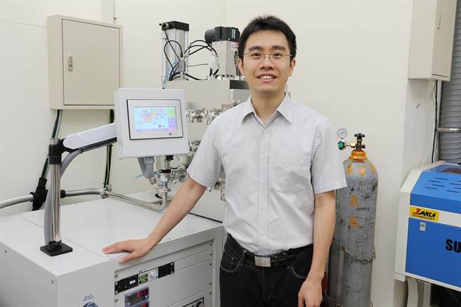 中兴大学材料科学与工程学系副教授赖盈至，荣获财团法人杰出人才发展基金会「年轻学者创新奖」。（兴大提供／林欣仪台中传真）