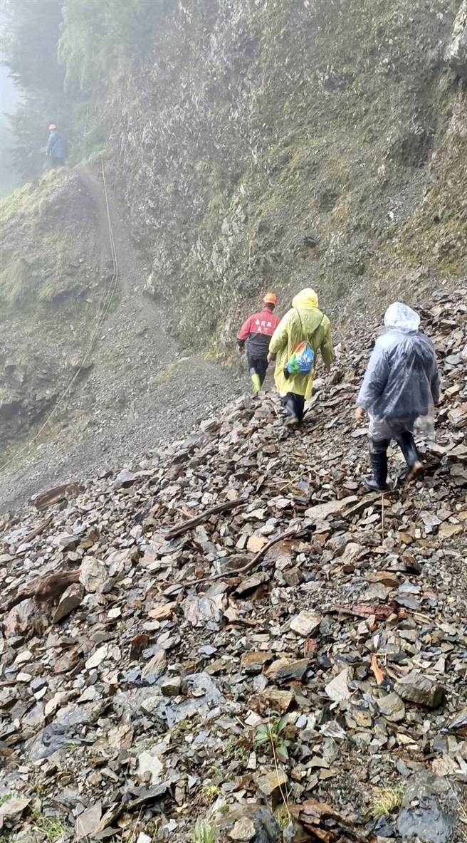 消防救难人员深入丹大山区，救援受困登山客。（南投县消防局提供／廖志晃南投传真）