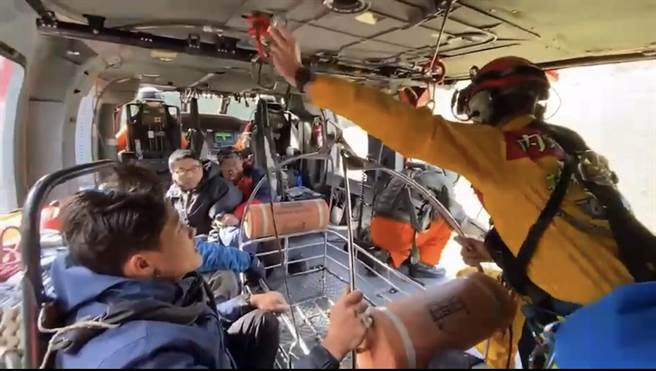 登山队受困丹大溪营地，直升机救援。（南投县消防局提供／廖志晃南投传真）