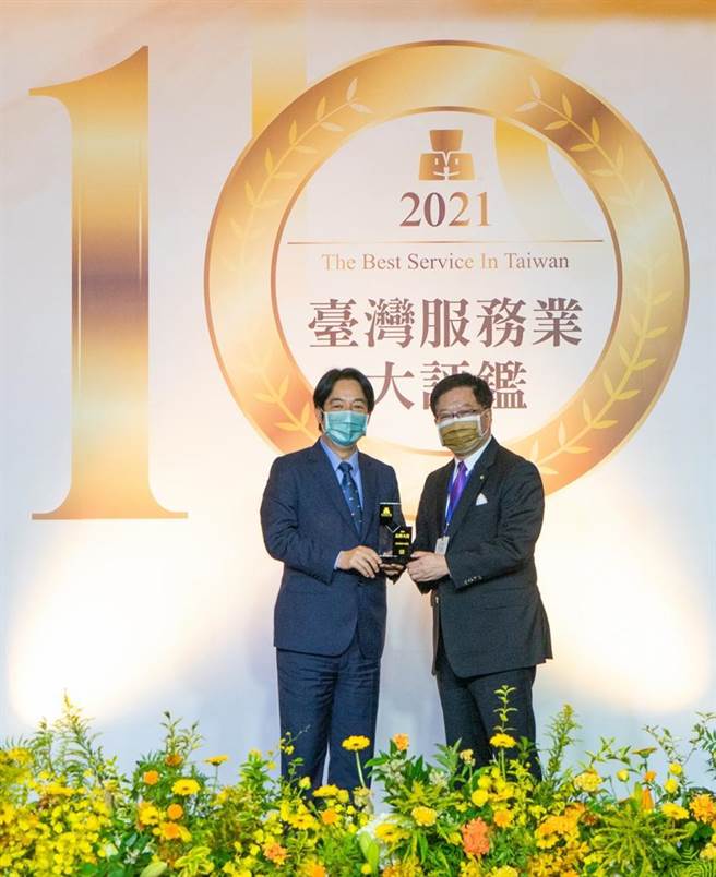 （漢來大飯店總經理林子寬(右)從副總統賴清德(左)手中，領取國際觀光飯店服務金獎。圖／漢來大飯店提供）　　 　　　　 