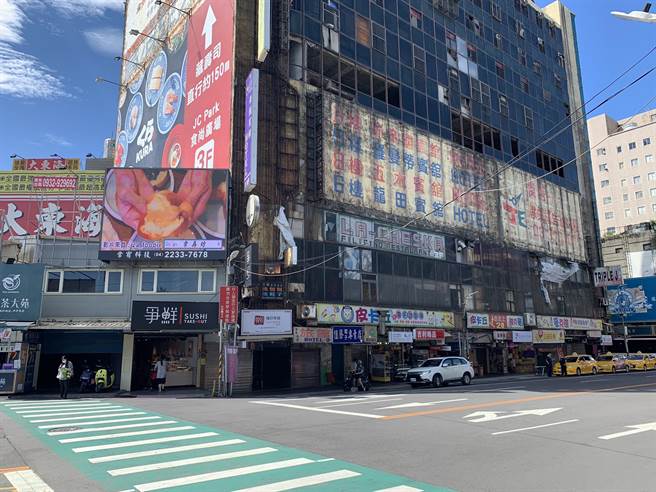 桃园市中坜火车站前的「财神大楼」与「城中城」结构颇有雷同。都是风光一时的商业大楼变成鬼楼。（赖佑维摄）