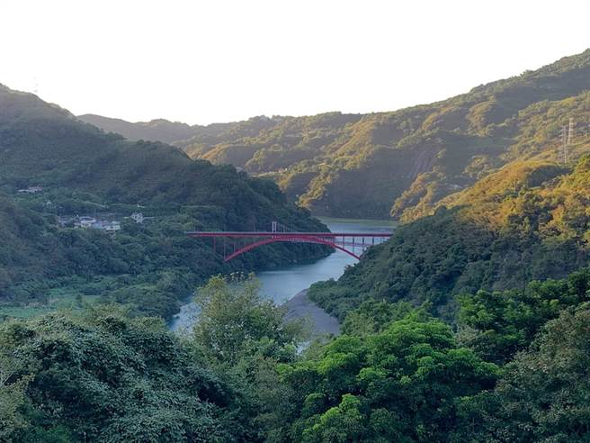 桃園市有信心劃設北橫國家風景區，北橫擁有許多景點，其中羅浮橋採用拱形橋墩設計，加上大紅色的鮮艷色彩，相當受遊客歡迎。（桃園市政府觀旅局提供／陳夢茹桃園傳真）