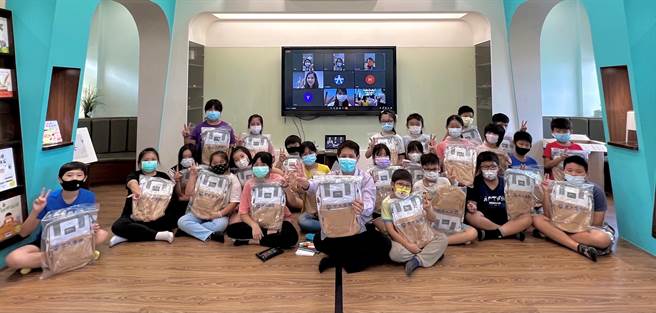 元大金控暨元大文教基金會的志工與彰化廣興國小學生分享理財知識。（元大文教基金會提供／林志成台北傳真）