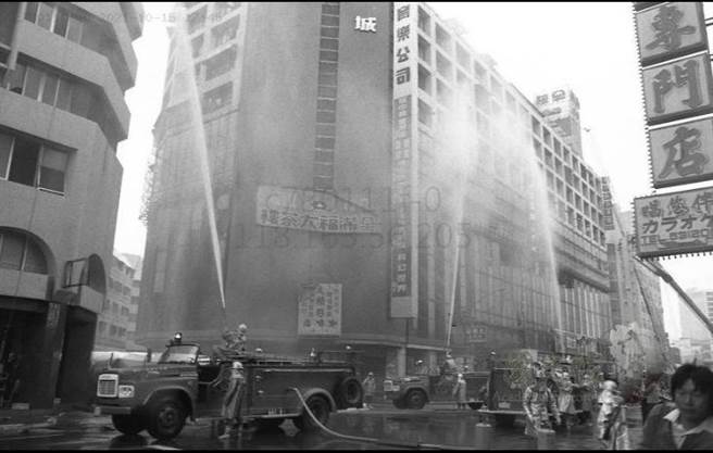 城中城大楼36年前消防演练照片，外墙招牌林立，可见其当时繁华程度。（图／翻摄自国史馆）