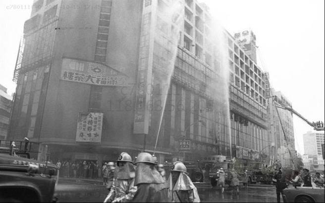 城中城大楼36年前消防演练照片，外墙招牌林立，可见其当时繁华程度。（图／翻摄自国史馆）